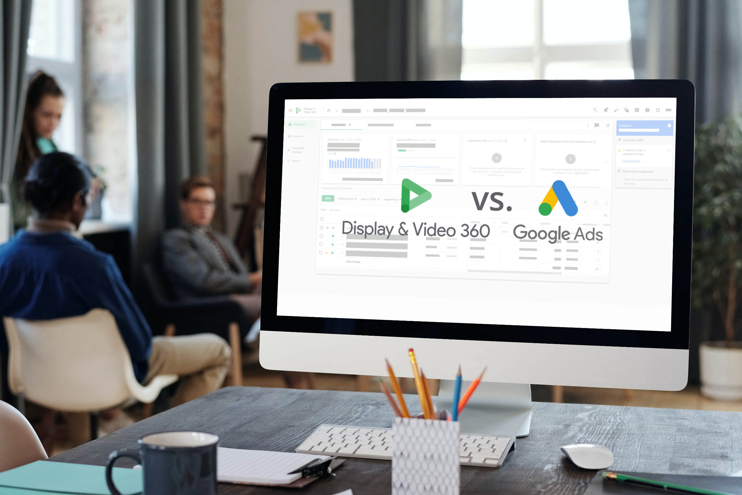 Mac auf Tisch mit Anzeige von DV360 vs. Google Ads Logo