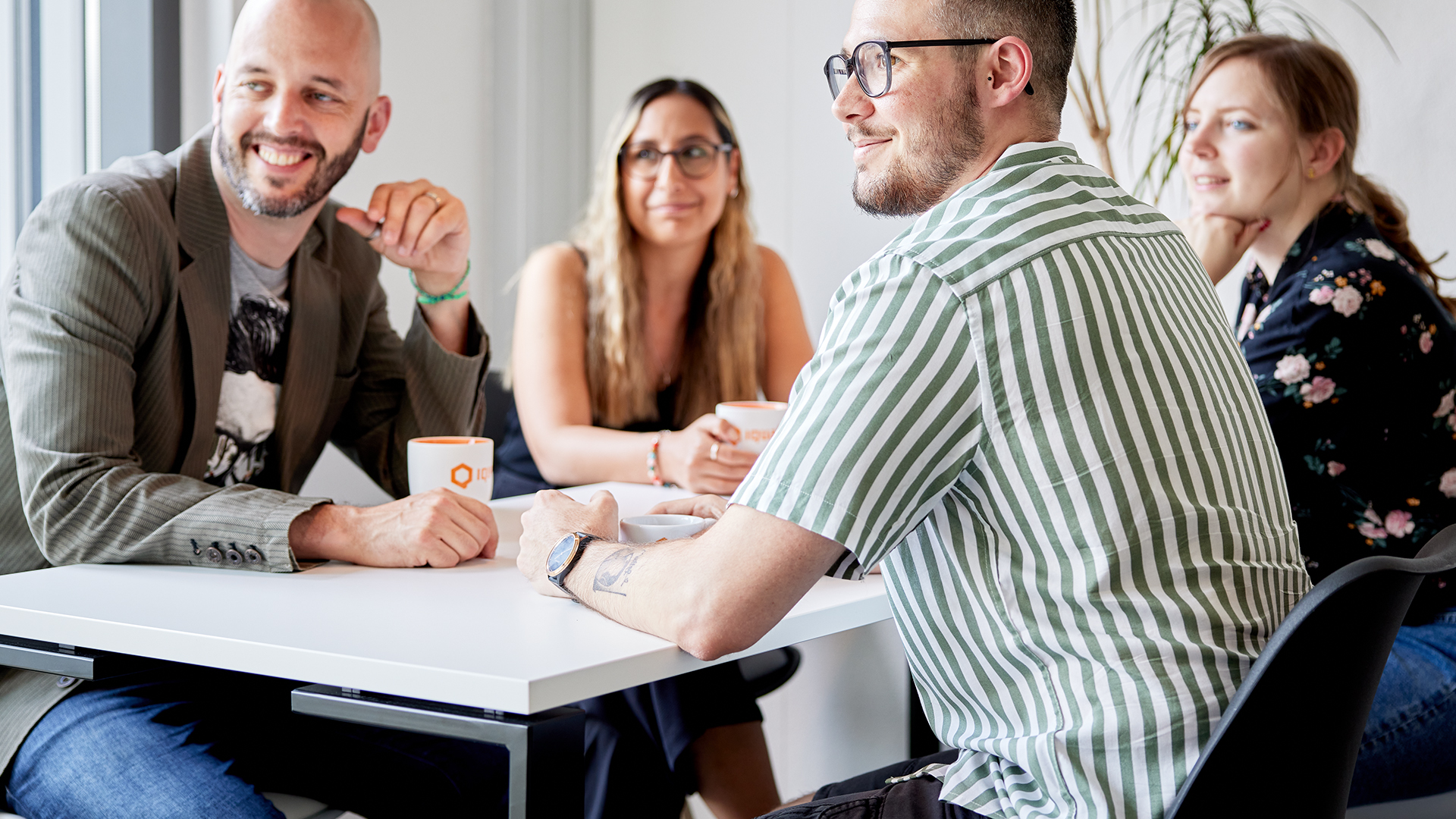 Erwartungen Gruppe von Personen Gruppe von 4 Person am Tisch sitzend nach aussen schauend