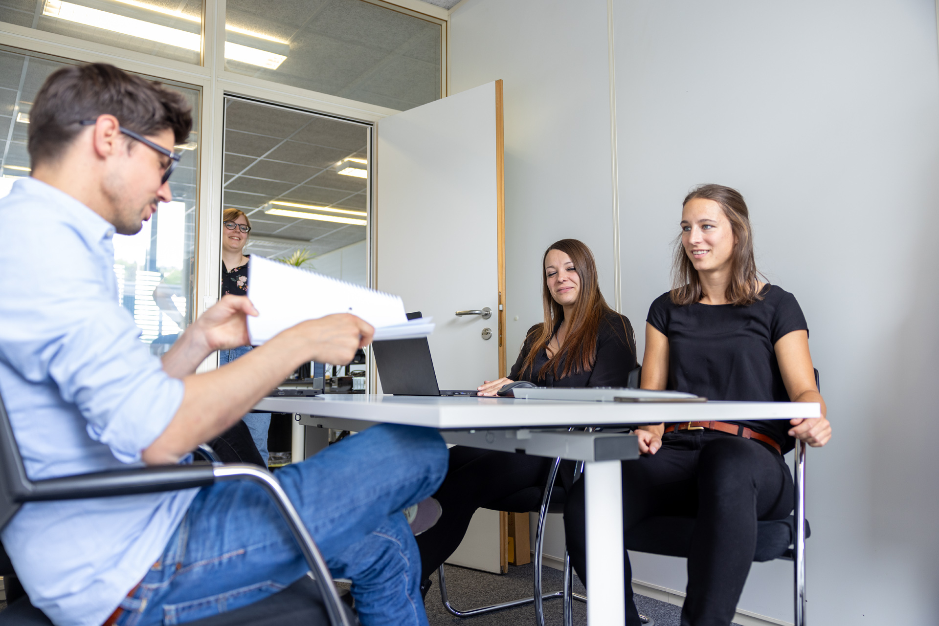 iqual Mitarbeitenden versammelt im Büro