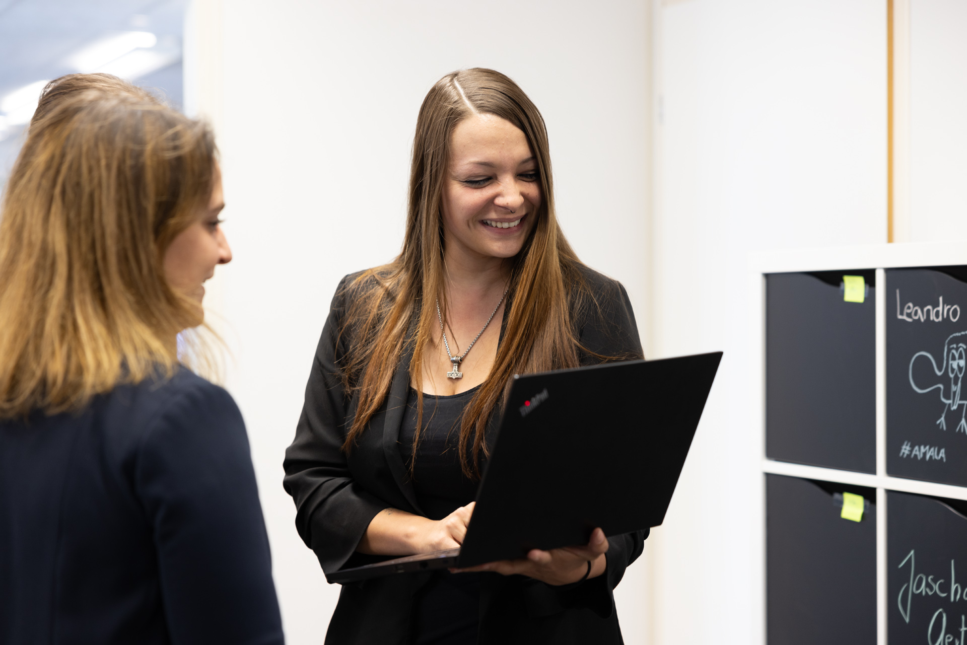 Karima zeigt Gisela etwas am Laptop