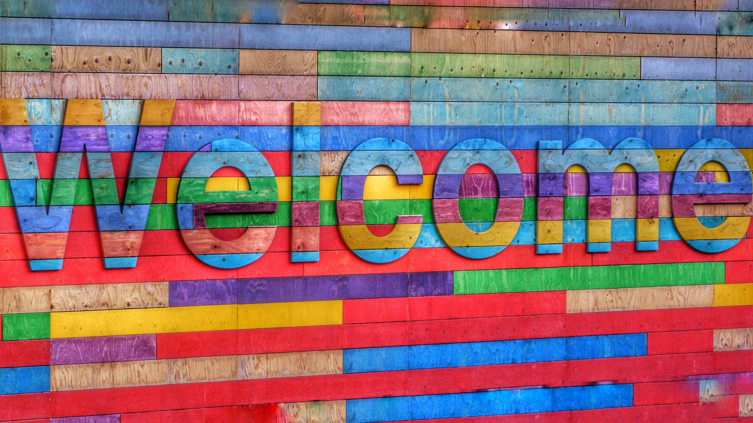 "Welcome" in farbigen Buchstaben geschreiben