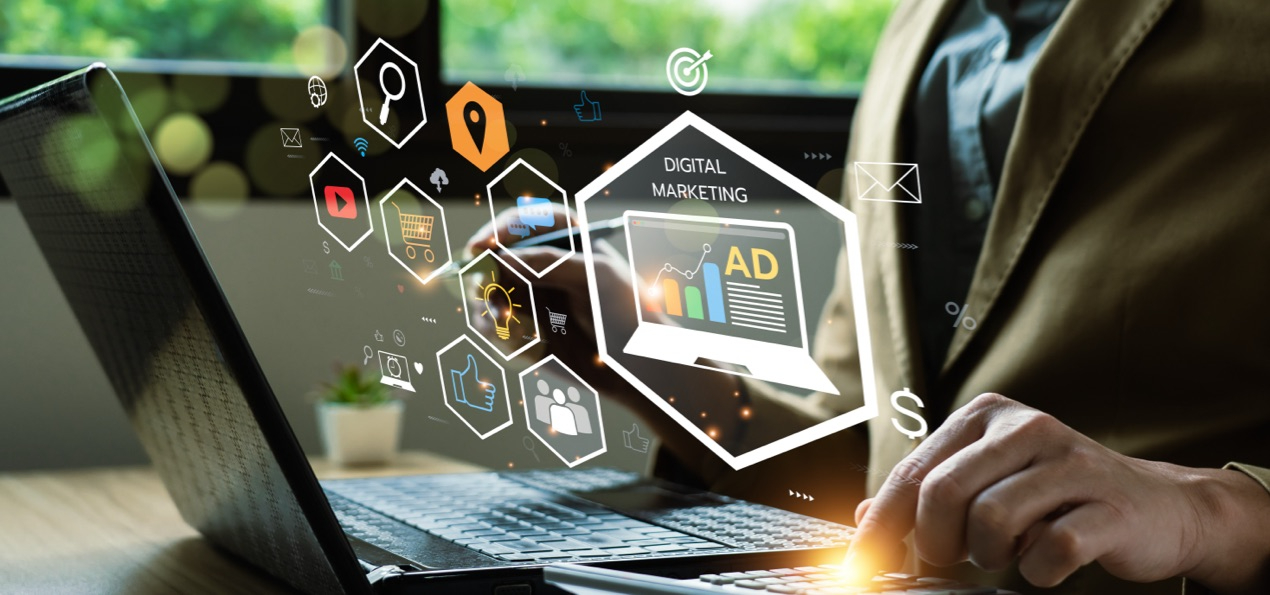 Laptop mit Digitalem Marketing und Ads