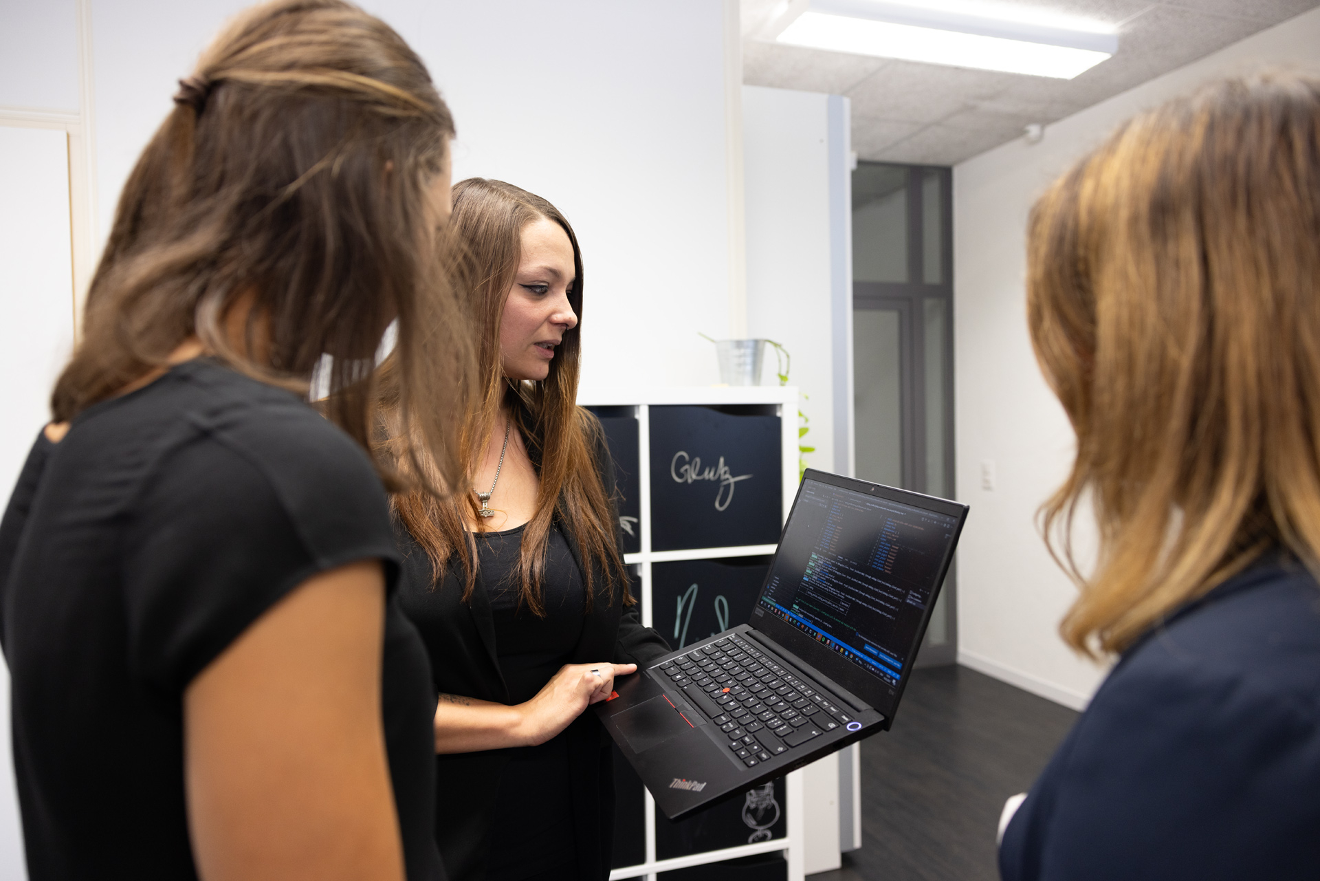 iqual Mitarbeiterinnen schauen auf einen Laptop iqual Mitarbeiterinnen schauen auf einen Laptop