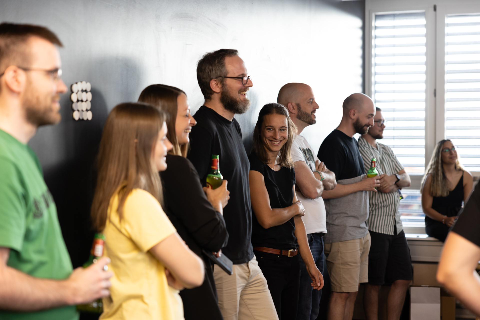 iqual Mitarbeitende beim Apéro
