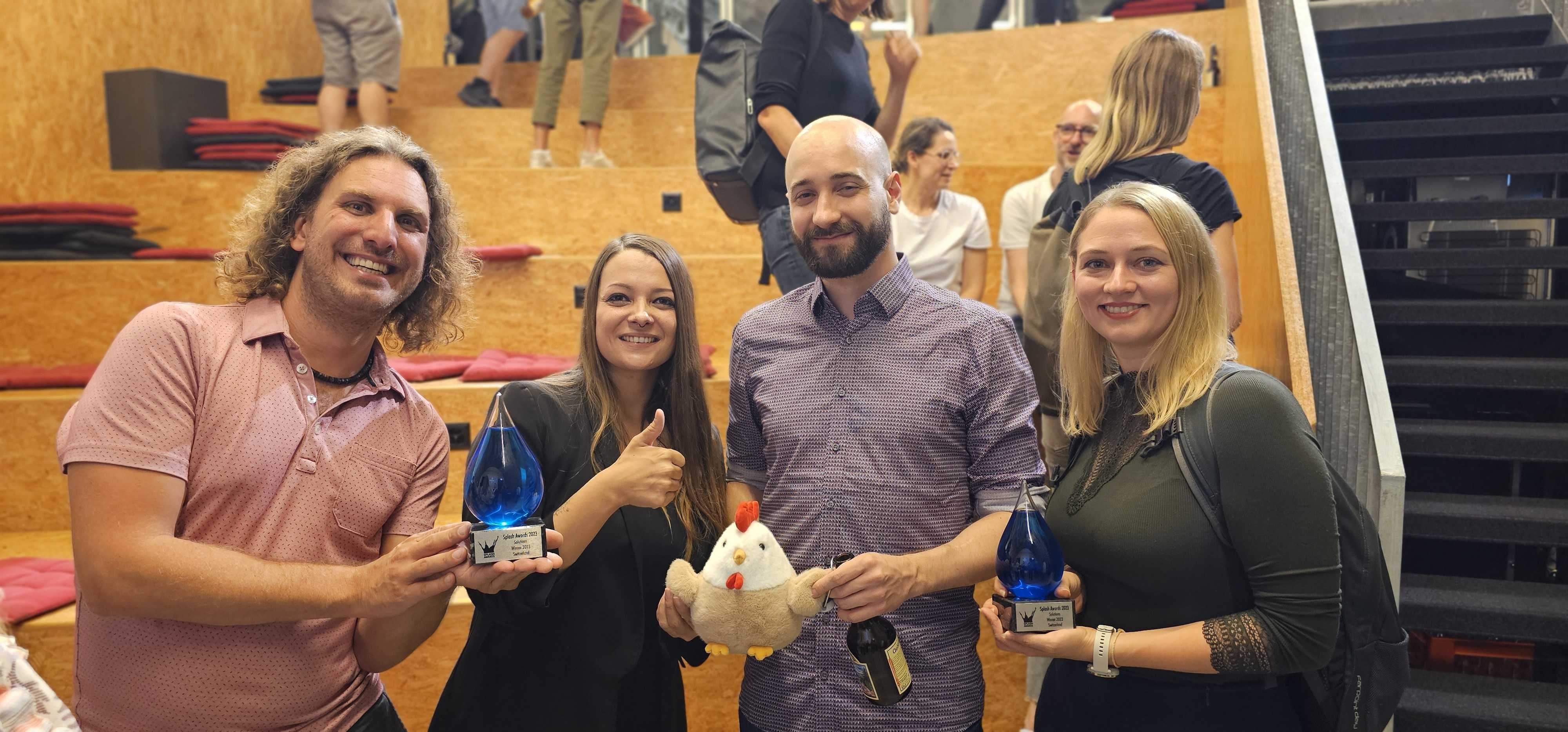 Philippe, Karima, Tinu und Alina mit den zwei gewonnen Splash Awards. iqual Mitarbeitende mit den Splash Awards