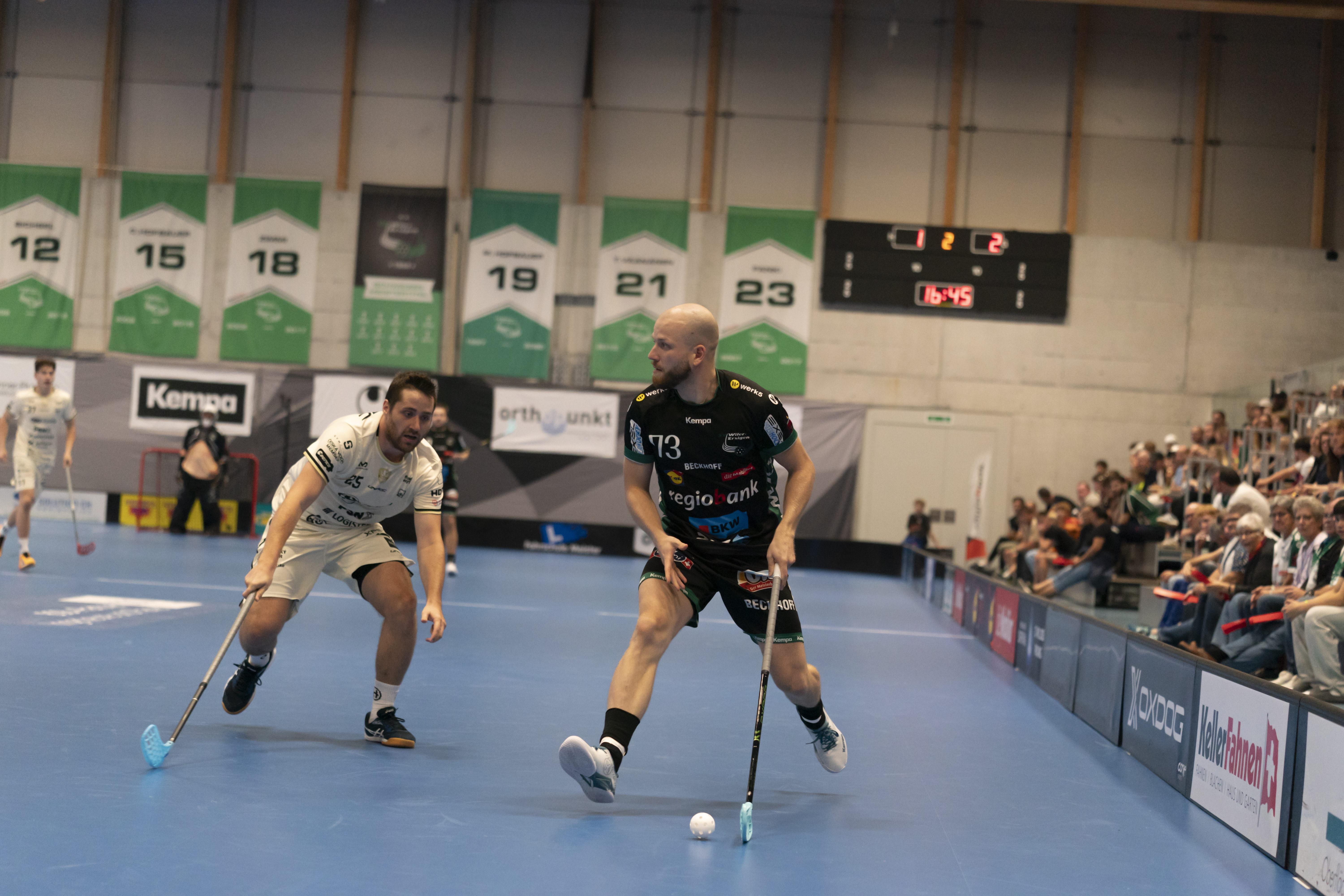 Andrin auf dem Unihockey Spielfeld
