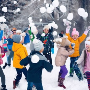 Bild einer Schneeballschlacht, generiert durch den Bing Image Creator Bild einer Schneeballschlacht, generiert durch den Bing Image Creator
