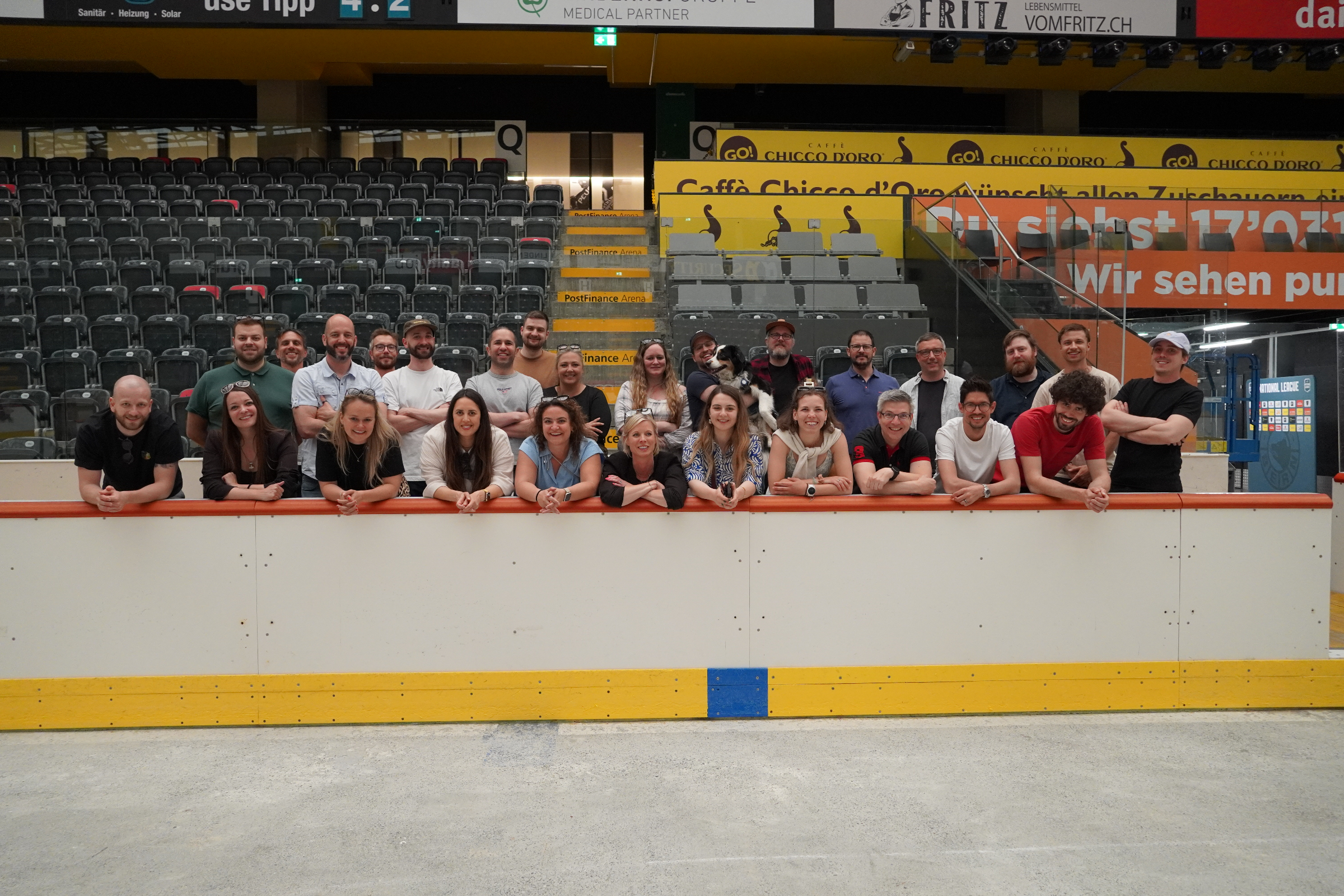 iqual Mitarbeitendenbild iqual Mitarbeitende in der Postfinance Arena hinter der Bande.