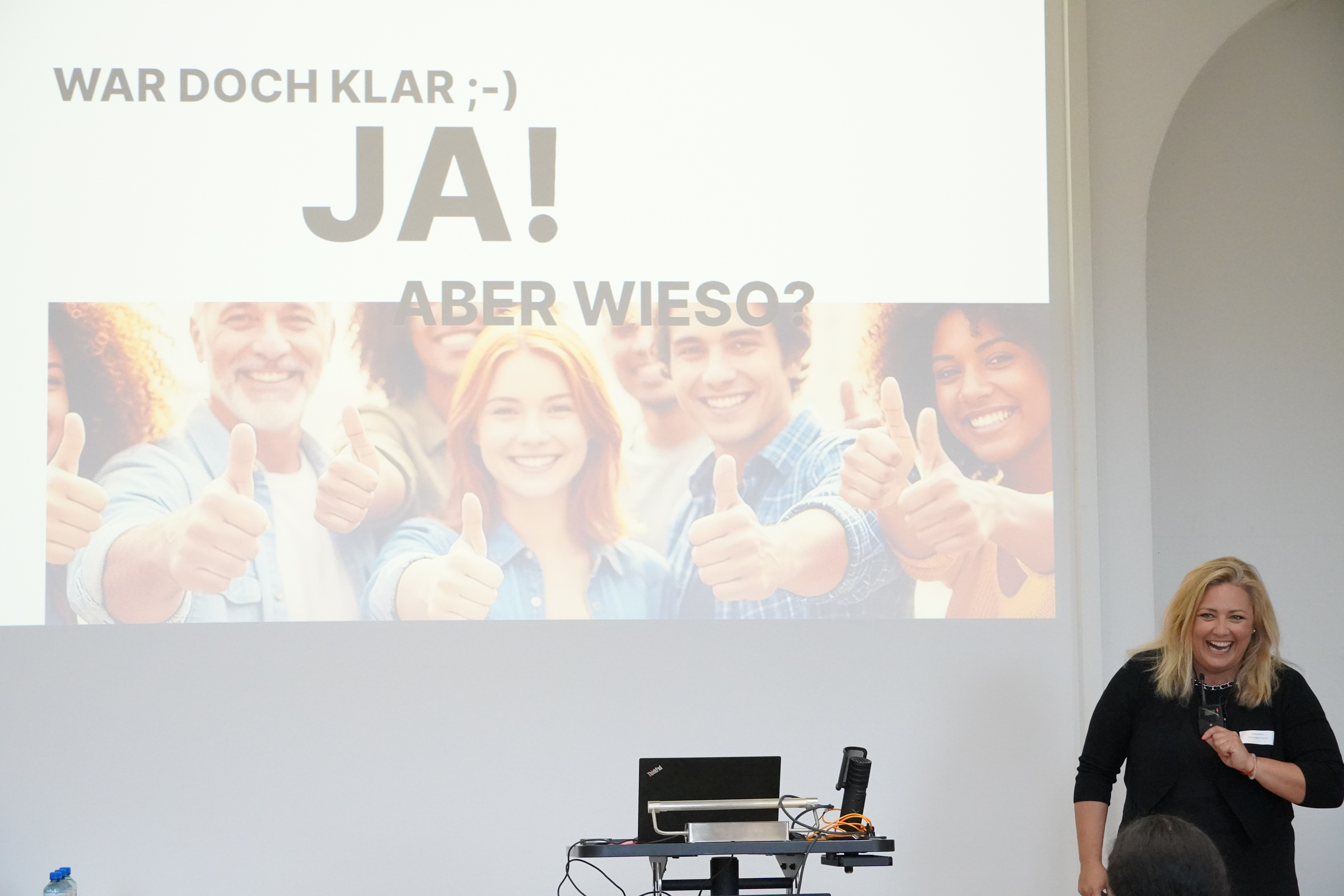iqual Mitarbeiterin präsentiert iqual Mitarbeiterin präsentiert