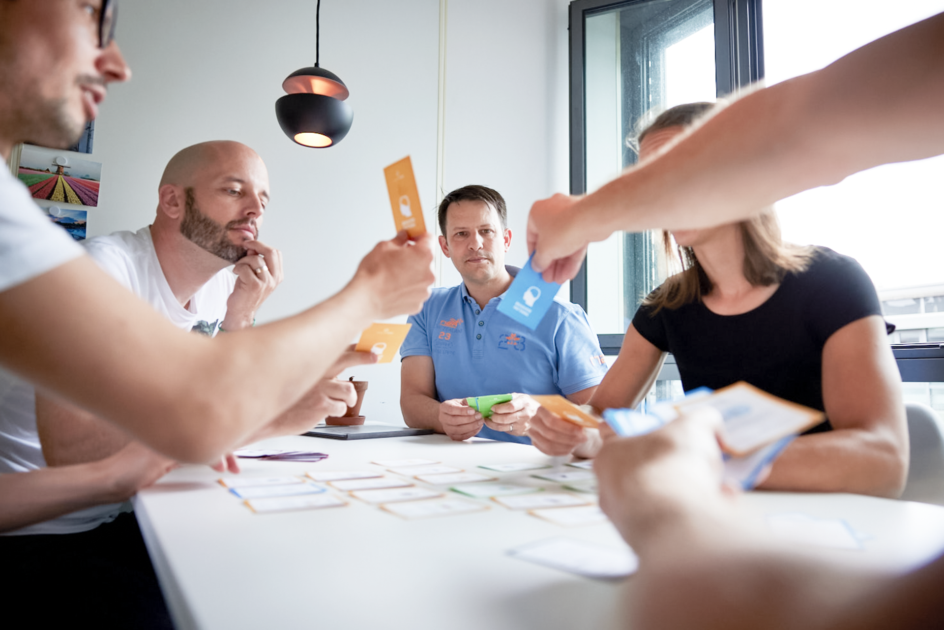 iqual Mitarbeitende spielen Karten iqual Mitarbeitende spielen Karten