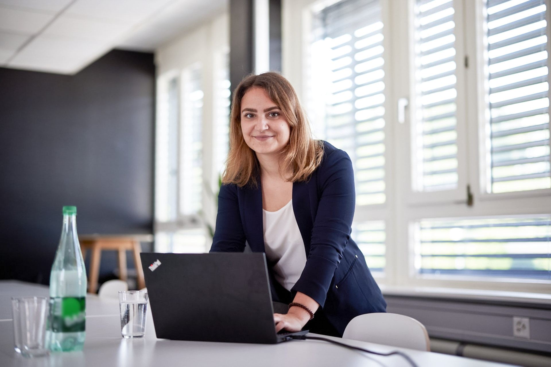 iqual Mitarbeiterin am Laptop