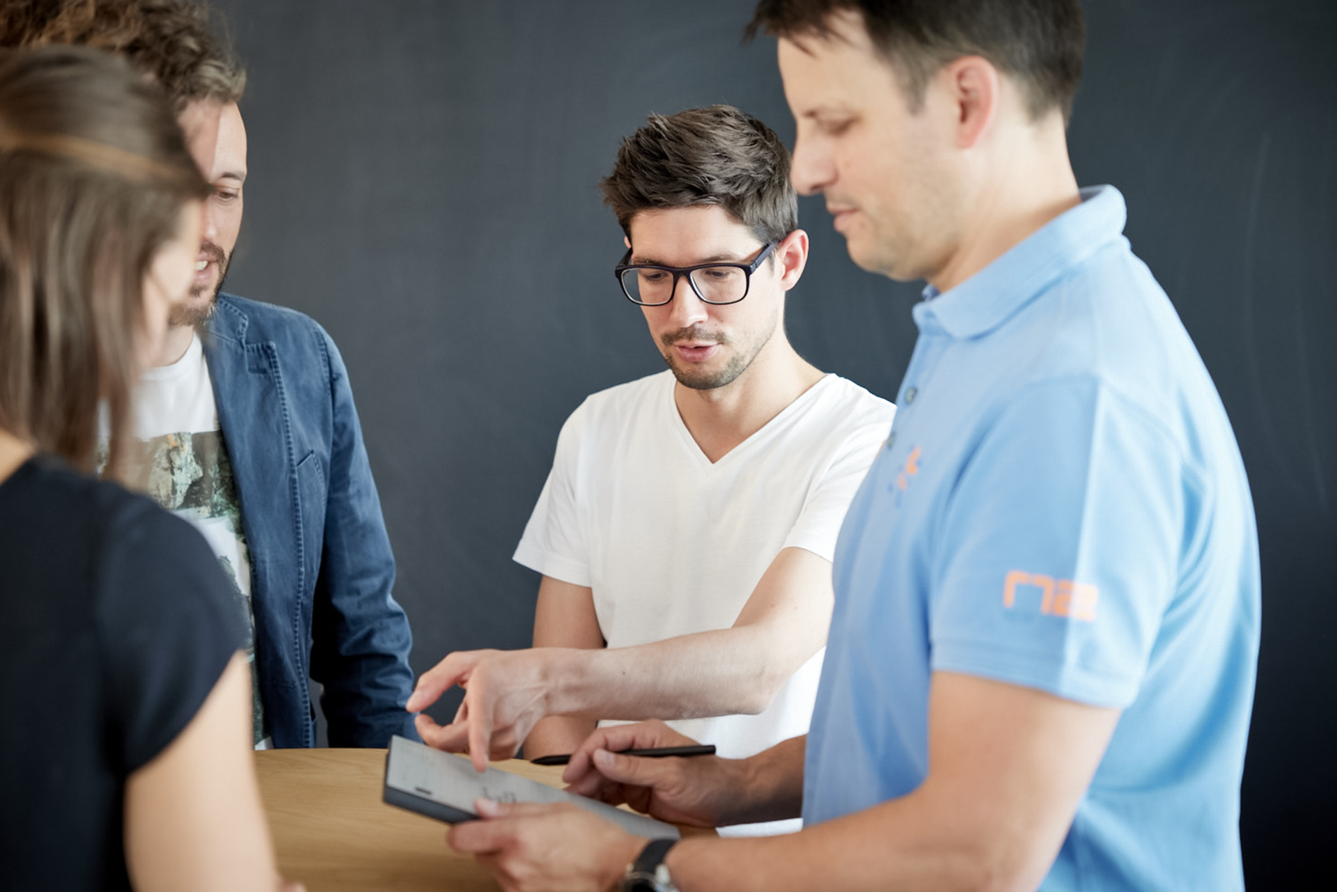 iqual Mitarbeitende diskutieren zusammen