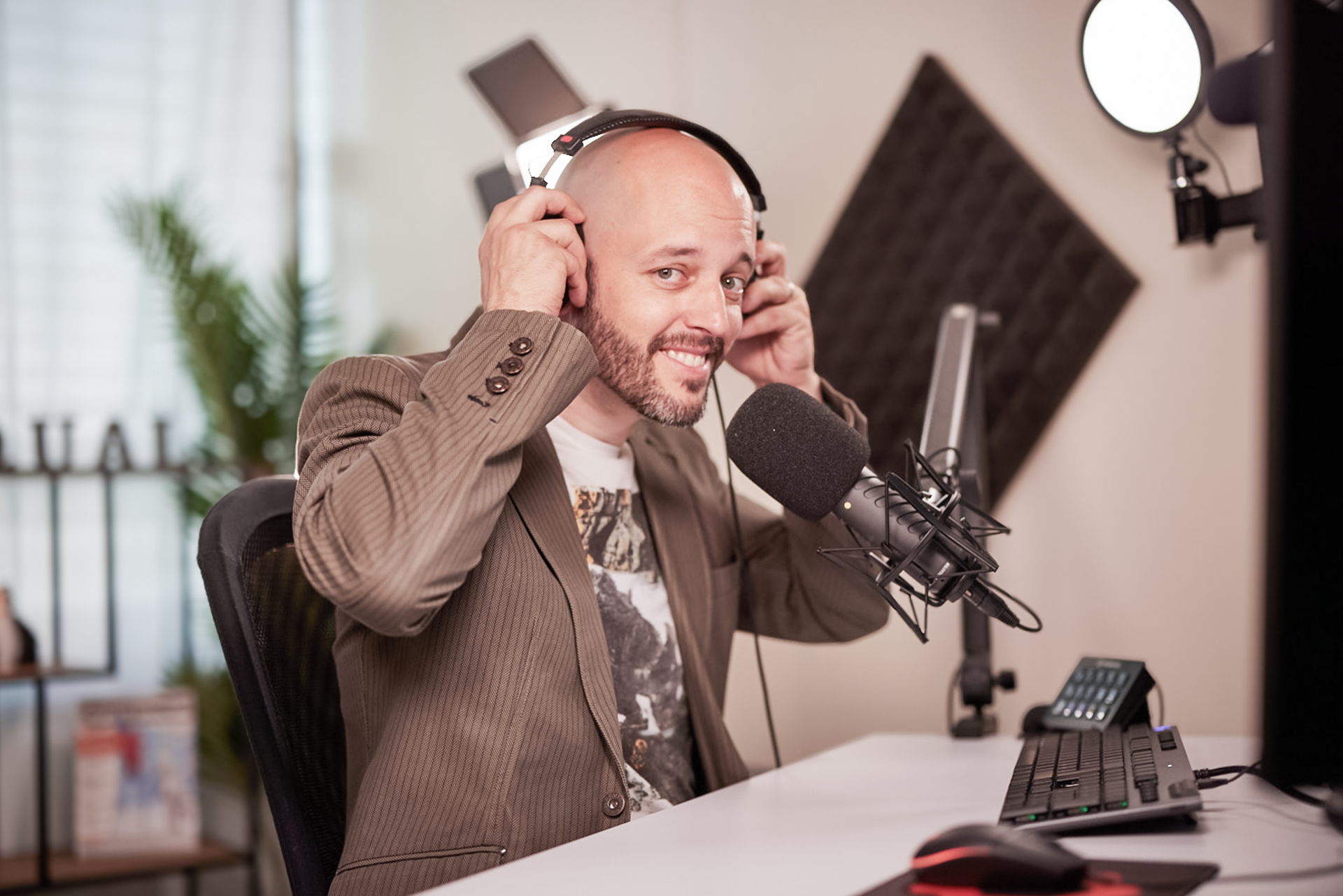 iqual Mitarbeiter setzt sich Kopfhörer auf