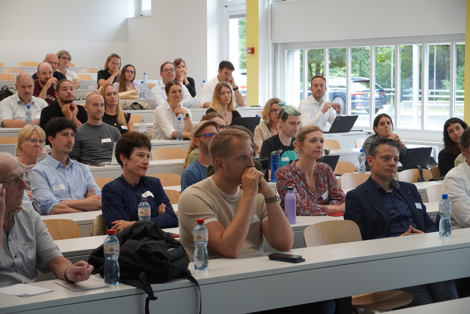 iqual-Fachevent-August-2025.jpeg Teilnehmende vom Fachevent sitzen in den Reihen der Uni Engehalde