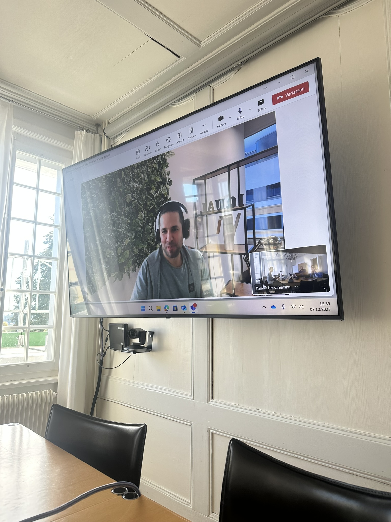 Bildschirm mit der Teamsaufnahmen, welche Baris zeigt, der online dabei ist