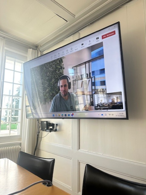 Bildschirm mit der Teamsaufnahmen, welche Baris zeigt, der online dabei ist