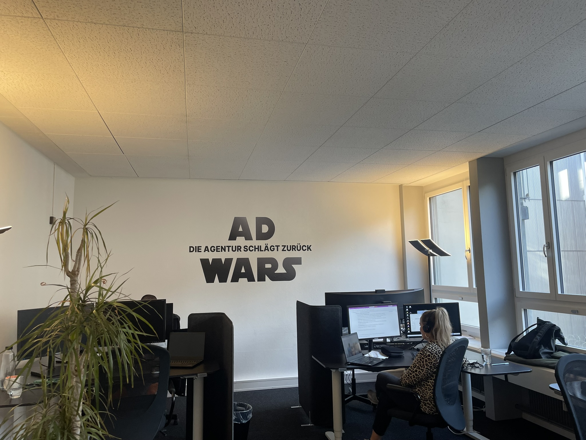 Wandtattoo an der Wand mit der Aufschrift Ad Wars die Agentur schlägt zurück