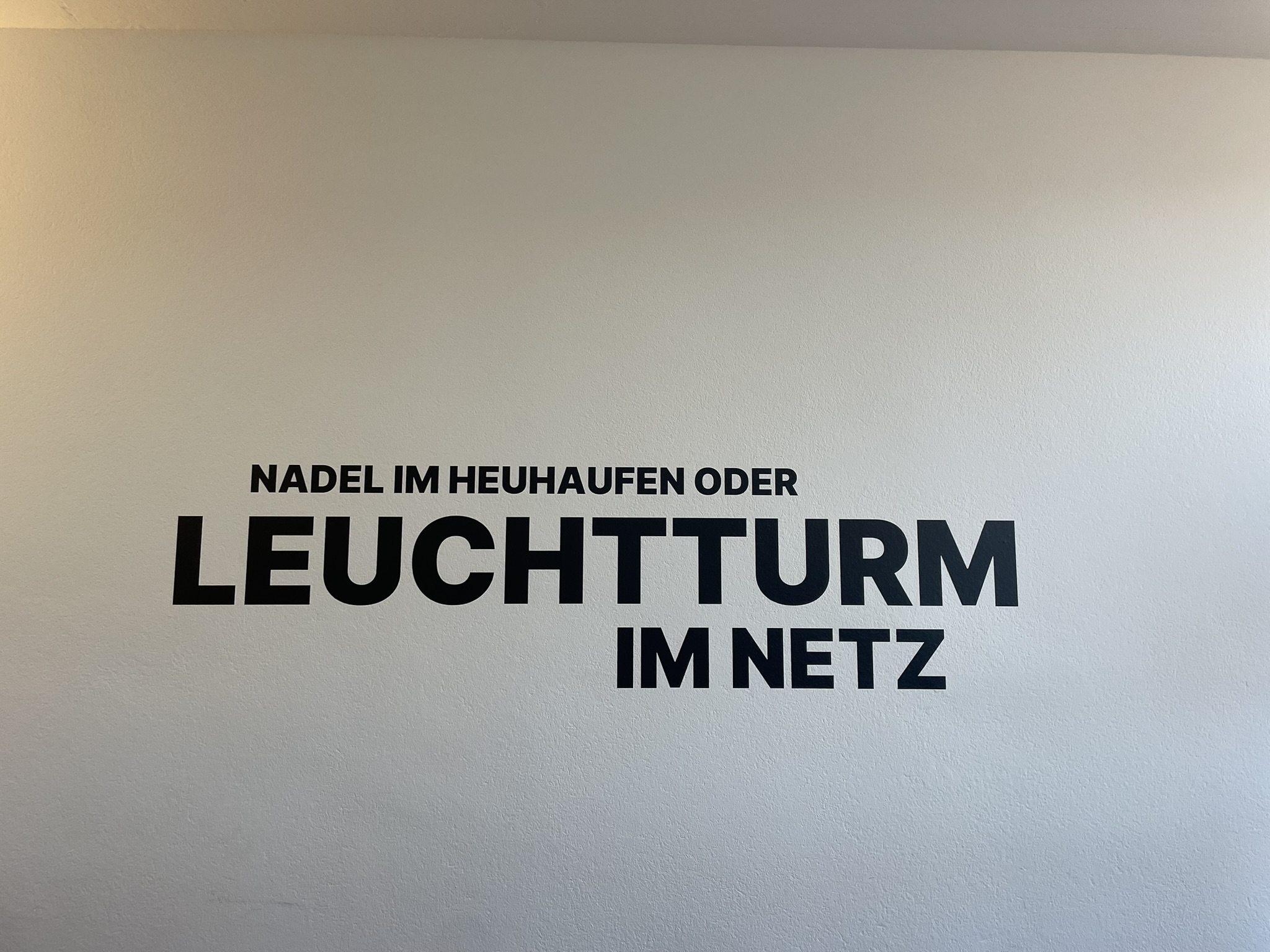 Wandtattoo an der Wand mit der Aufschrift Nadel im Heuhaufen oder Leuchtturm im Netz
