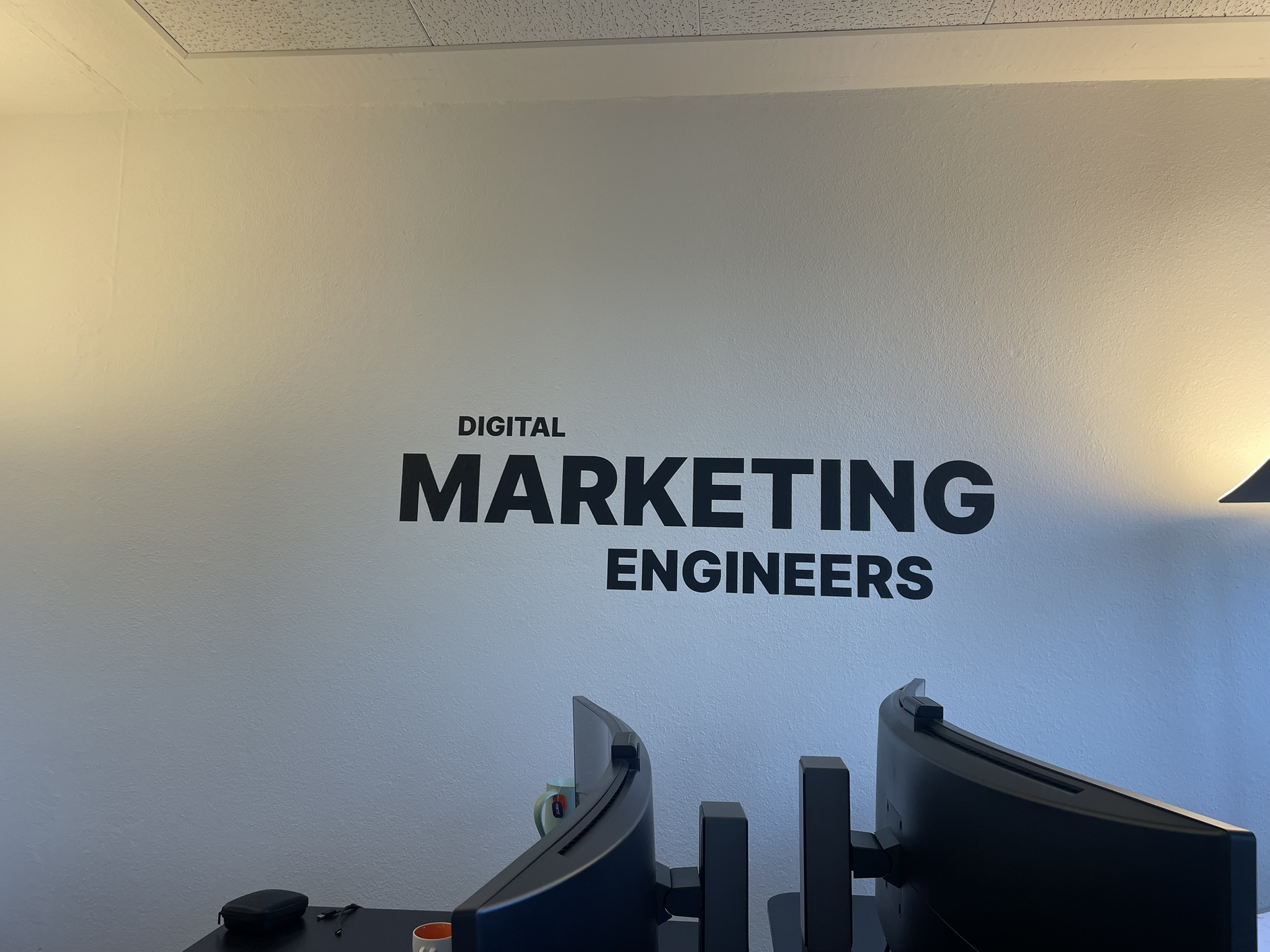 Wandtattoo auf der Wand mit der Aufschrift Digital Marketing Engineers