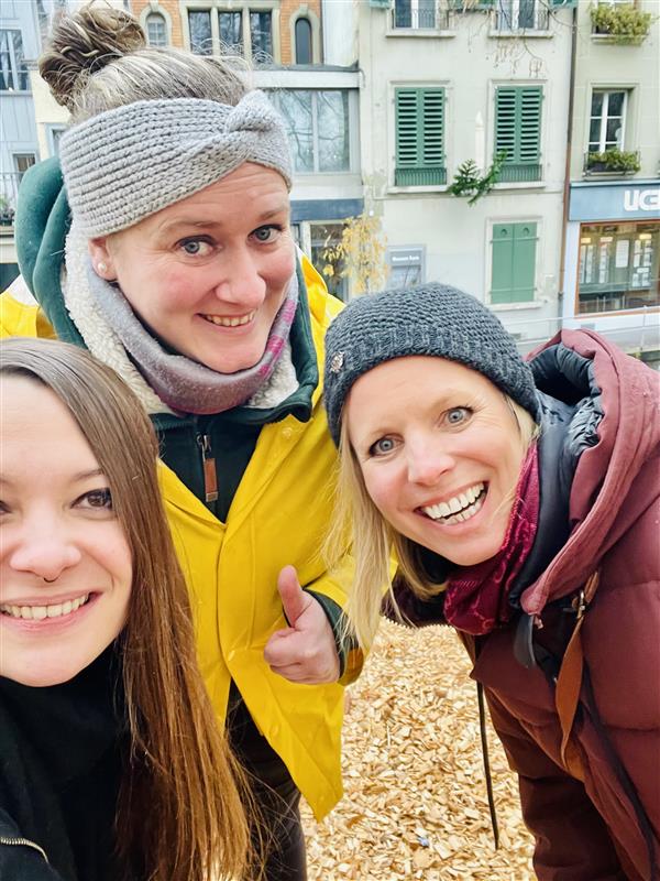 iqualer am Zibelemärit zeigen Daumen hoch