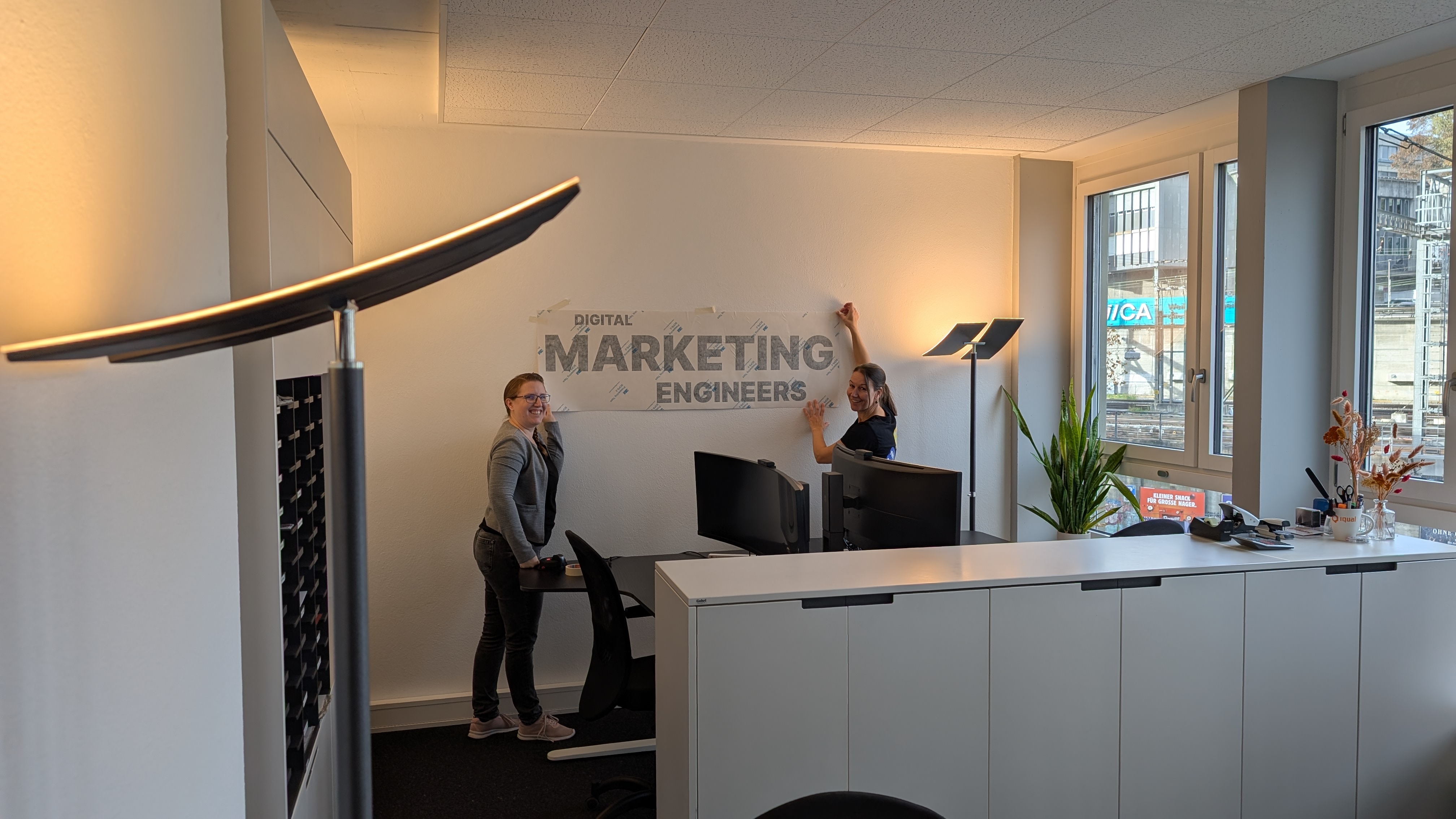 Wandtattoo Digital Marketing Engineers wird angebracht