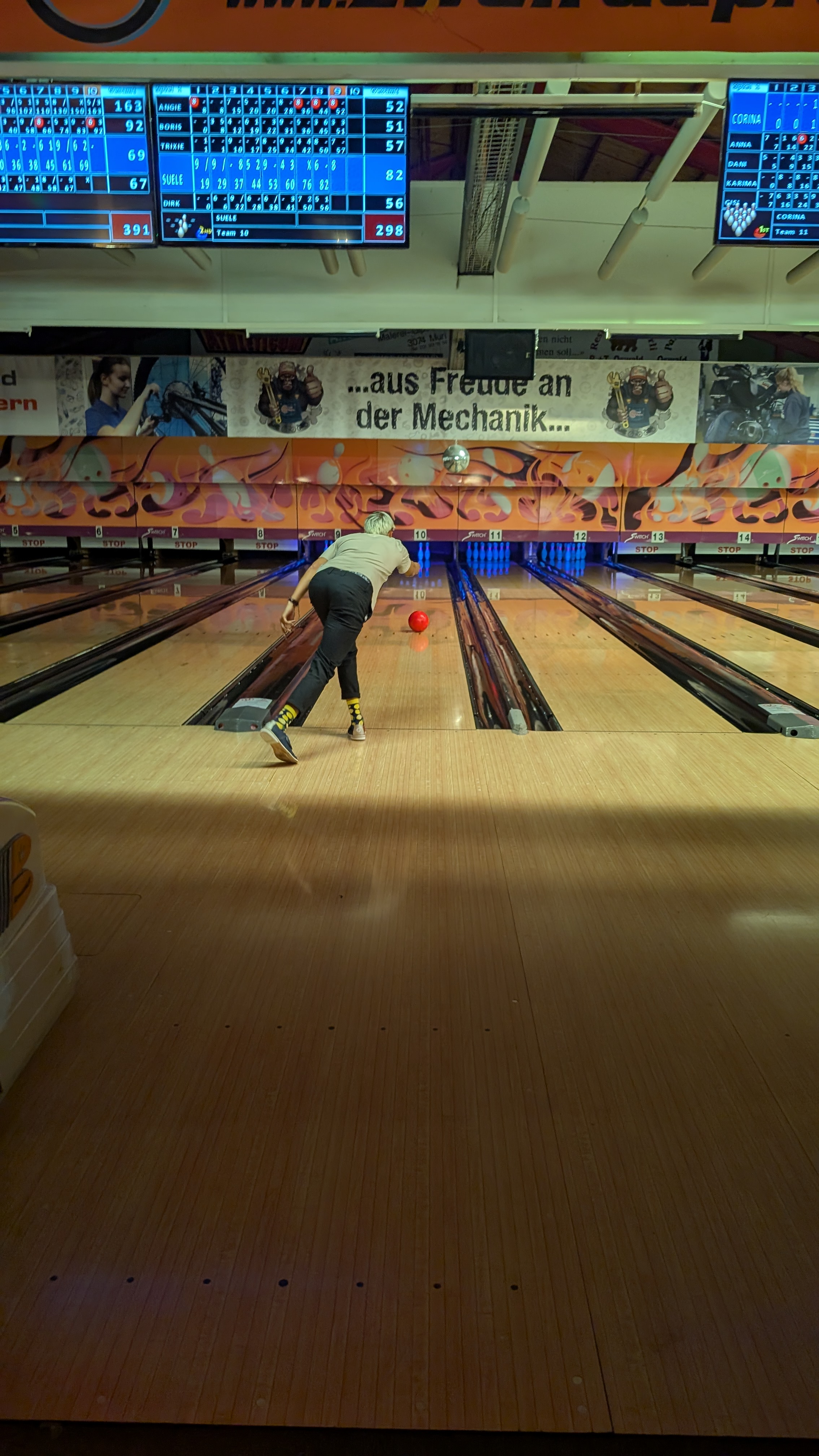 iqual Mitarbeiter am bowlen