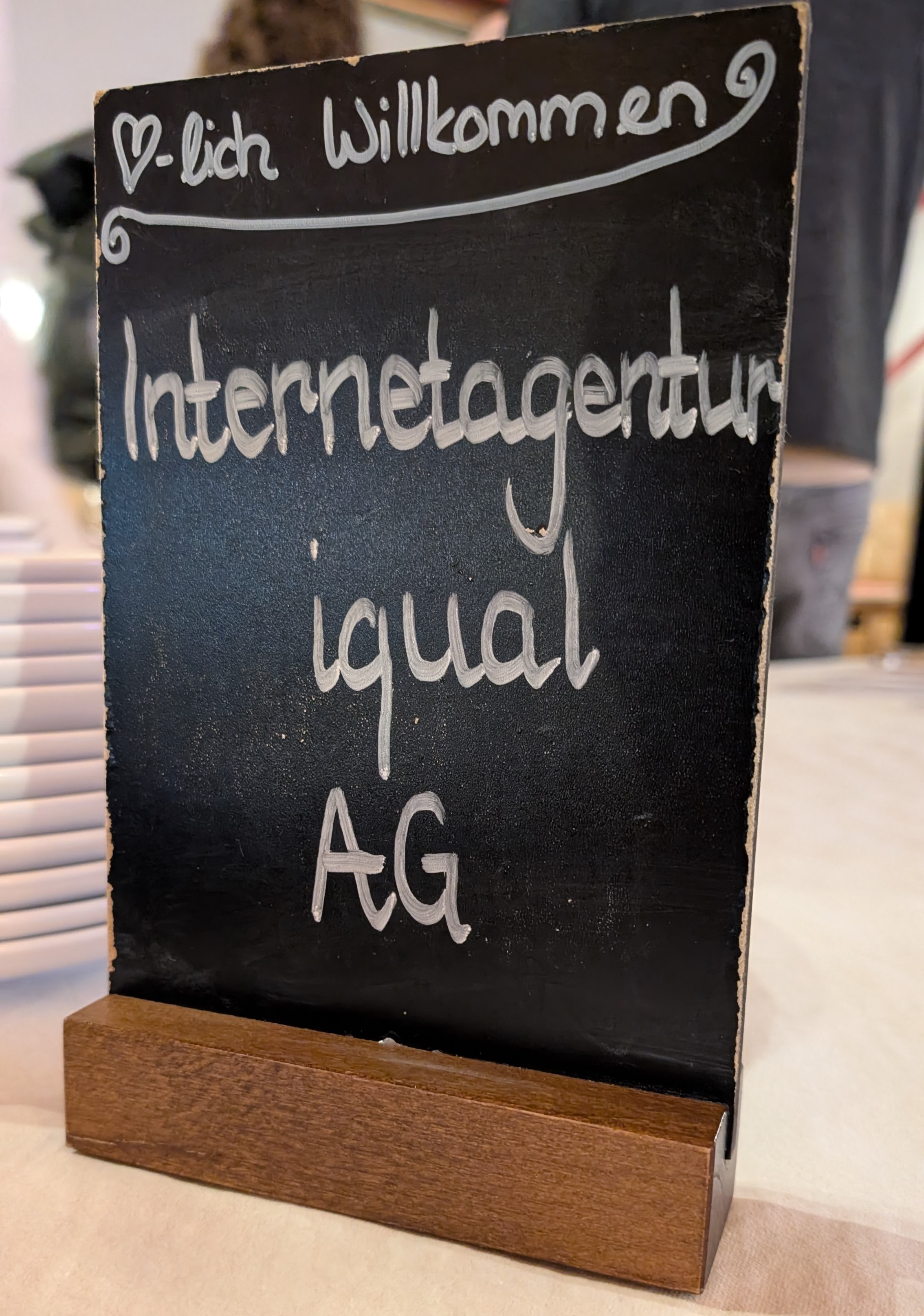 Willkommenskarte auf dem Tisch