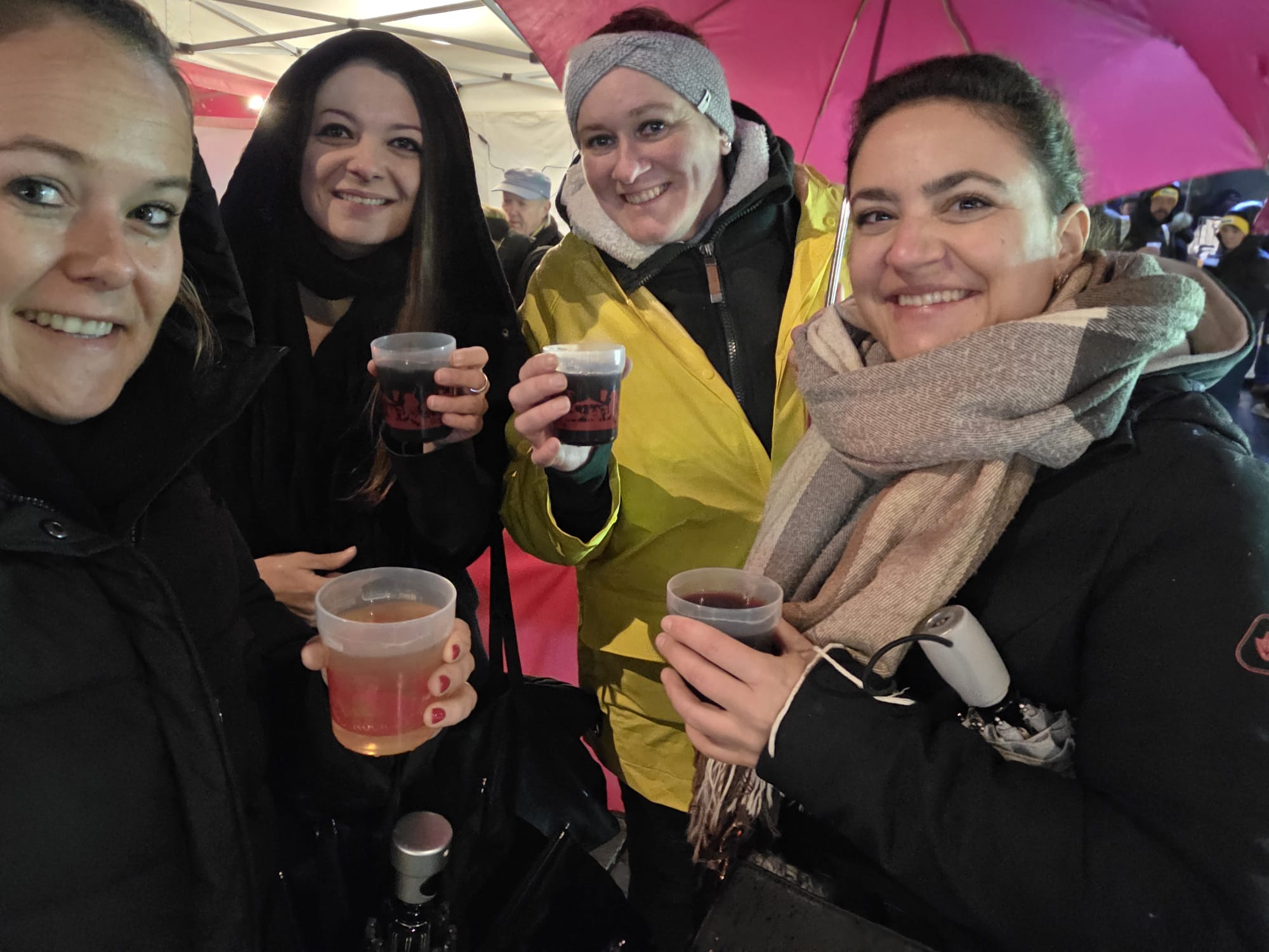 iqualer am Zibelemärit mit Glühwein in der Hand