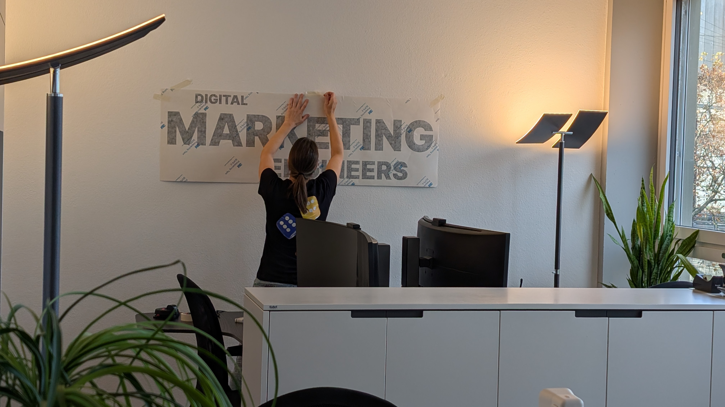 Das Wandtattoo Digital Marketing Engineers wird an der Wand angebracht