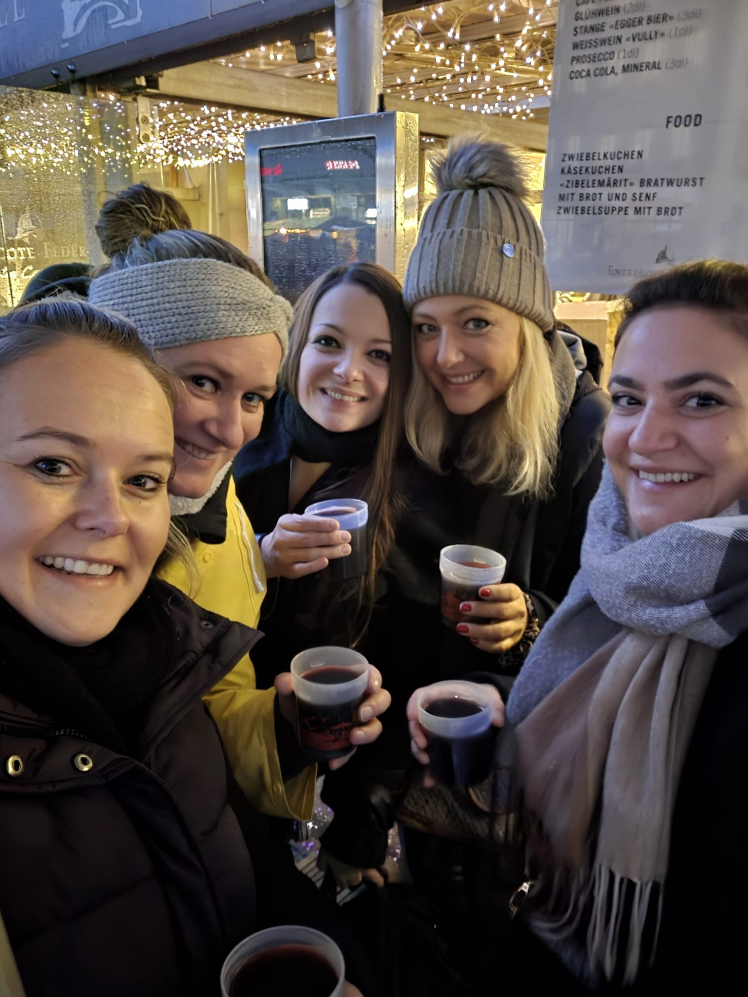 iqualer mit einem Glühwein in der Hand am Zibelemärit