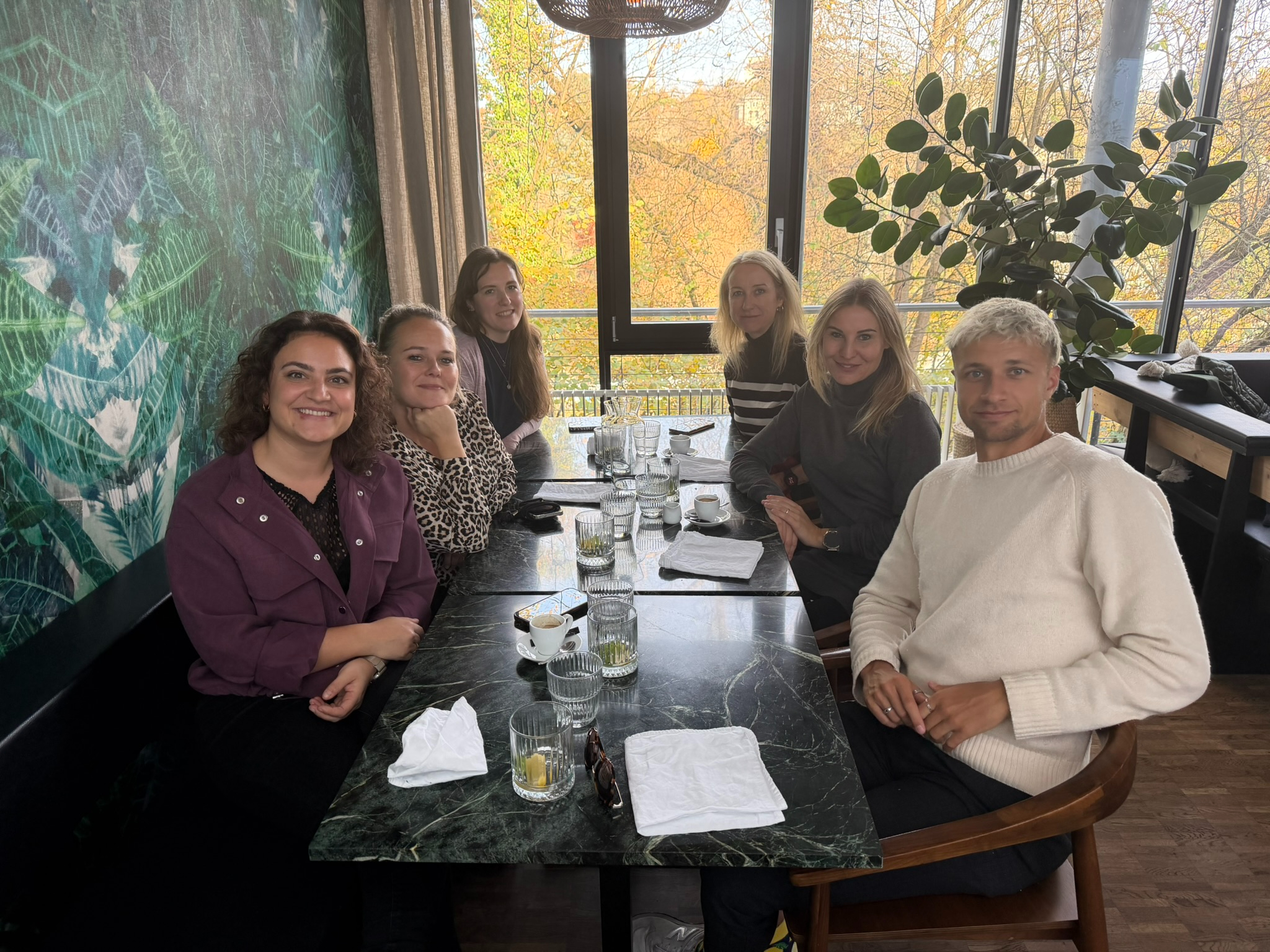 Gruppenbild von iqual Mitarbeitenden und BFH Mitarbeitenden im Restaurant