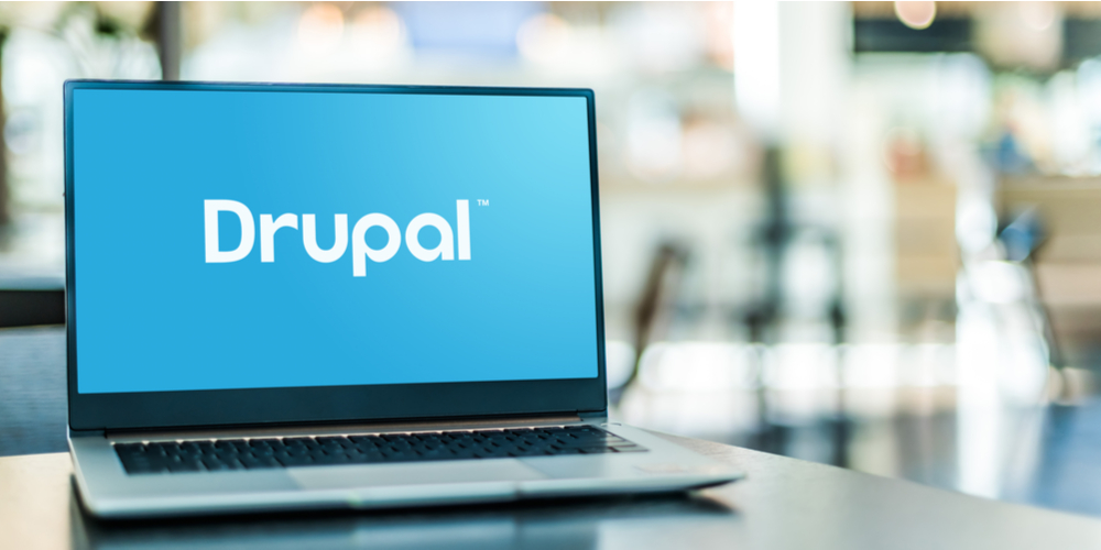 Laptop mit Drupal Logo in weiss auf blauem Hintergrund