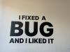 Wandtattoo an der Wand mit der Aufschrift I fixed a bug and I liked it