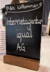 Willkommenskarte auf dem Tisch